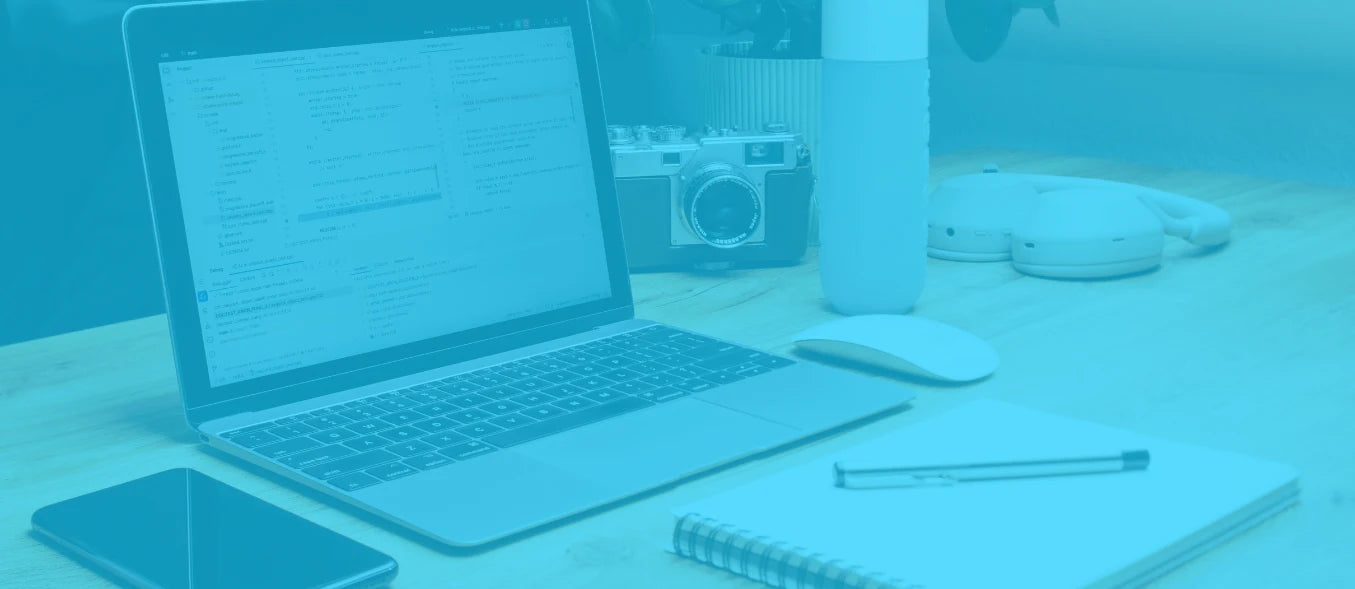 Escritorio con laptop y agenda para trabajar remoto